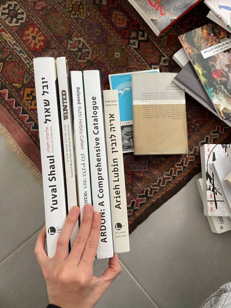 סידור ספרייה לפי צבע וגובה בצורה פשוטה ויעילה