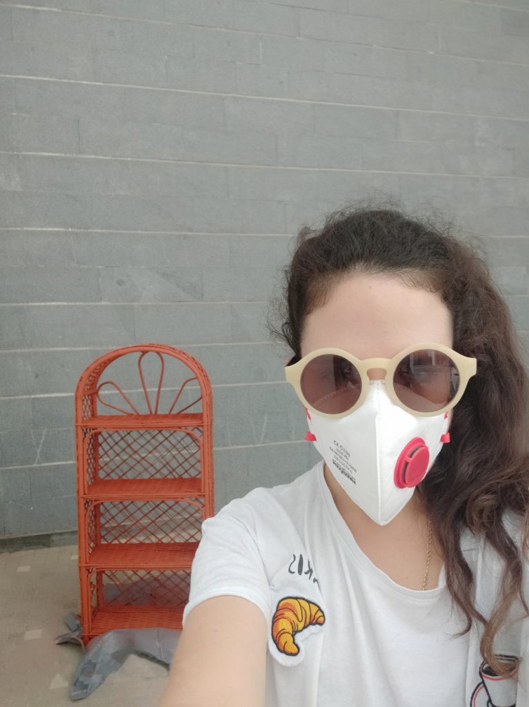 חידוש יחידת מדפים מראטן בעזרת צבע ספריי בלבד