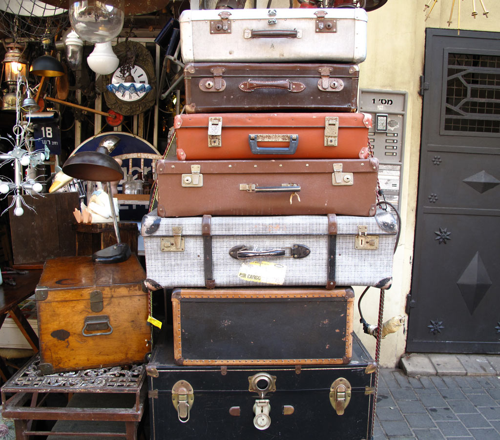 מזוודות וינטאג׳ בשוק פשפשים