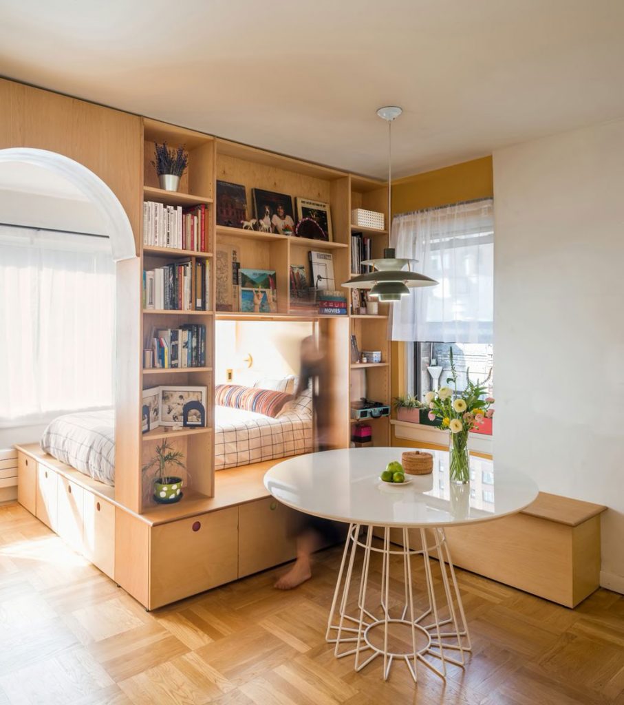 מחיצת מדפים. צילום: Vincent Chih-Chieh Chin, מהאתר Apartment Therapy