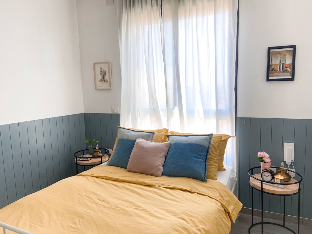 עיצוב חדר שינה מצעים חרדל חיפוי קיר כחול