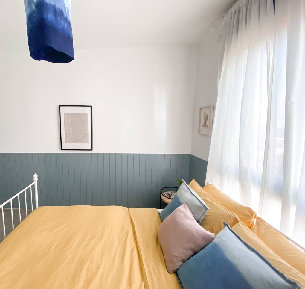 חדר שינה מעוצב גוף תאורה כחול