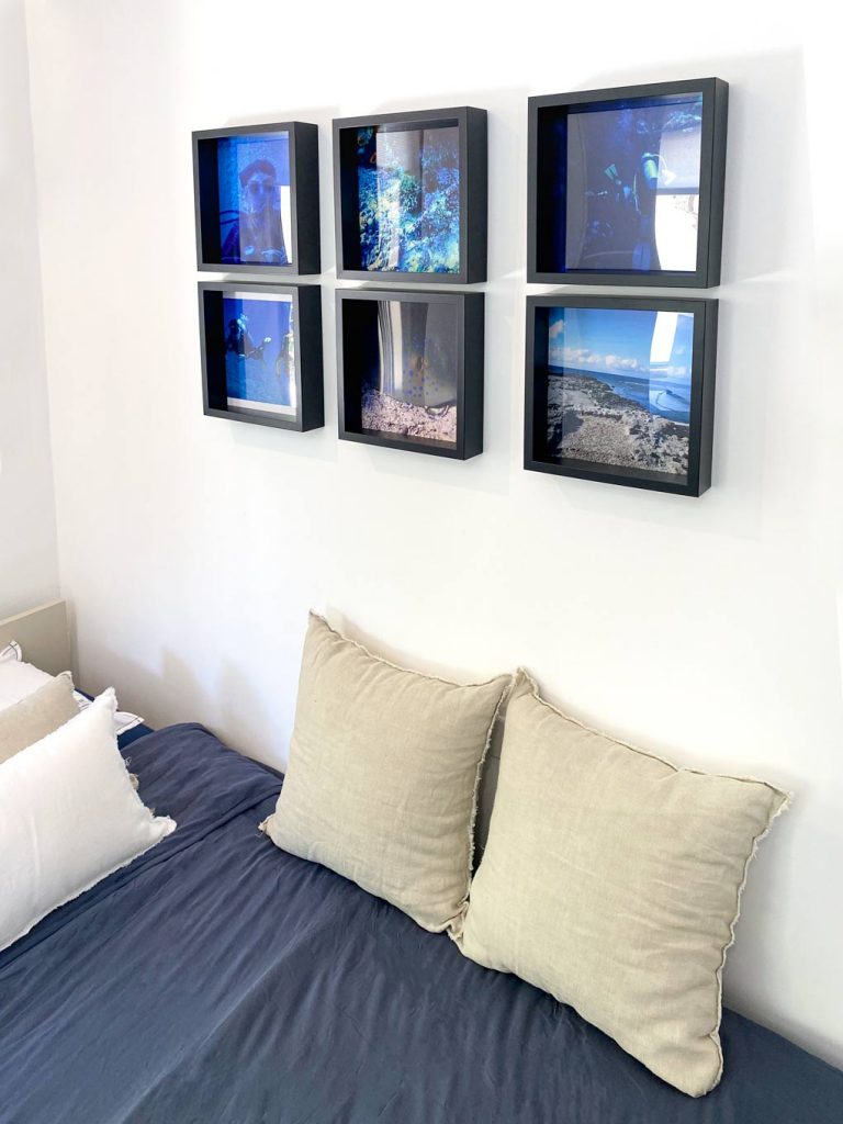חדר שינה נער קיר תמונות וכריות מחנותא כמו בבית מלון ביוון: שדרוג חדר השינה של נער בן 15