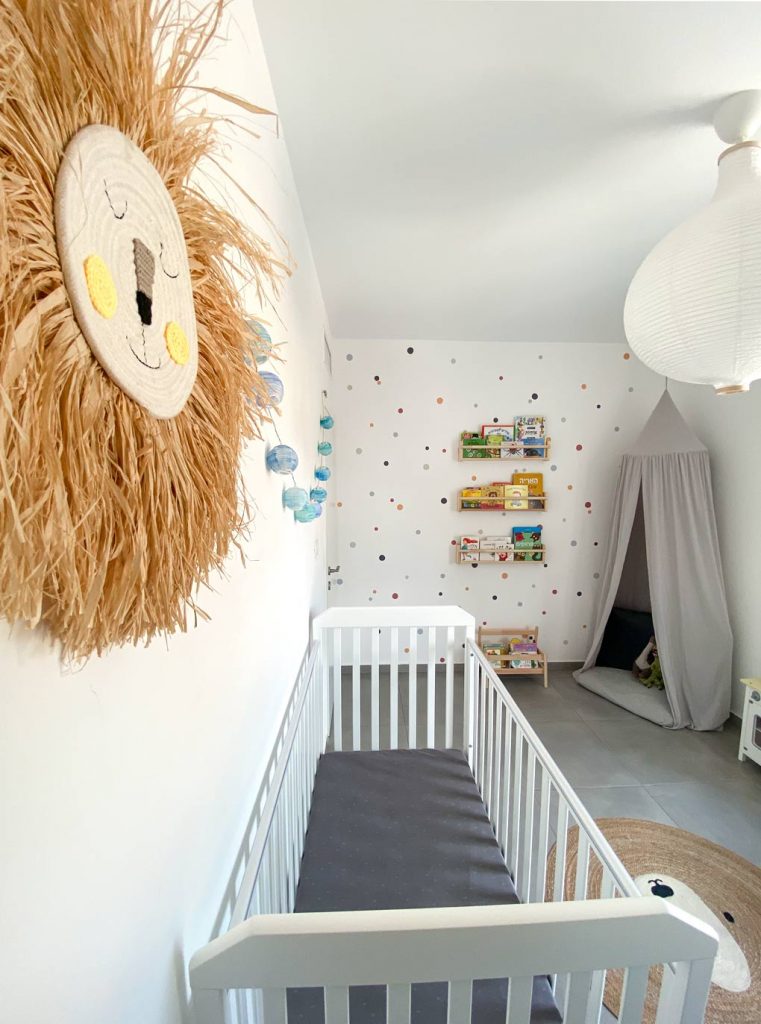 חדר ילדים דמות אריה מיטה וקיר מעוצב